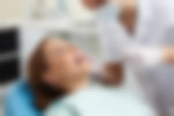 郑州蓝璞口腔门诊部烤瓷牙费用现仅需2500元起，原价为3000元起，享受优惠活动。